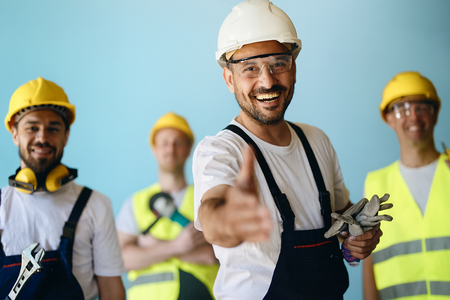 Lächelnder Handwerker streckt Hand zum Handschlag aus – steht für Vertrauen, Partnerschaft und erfolgreiche Zusammenarbeit auf der directpool Plattform.